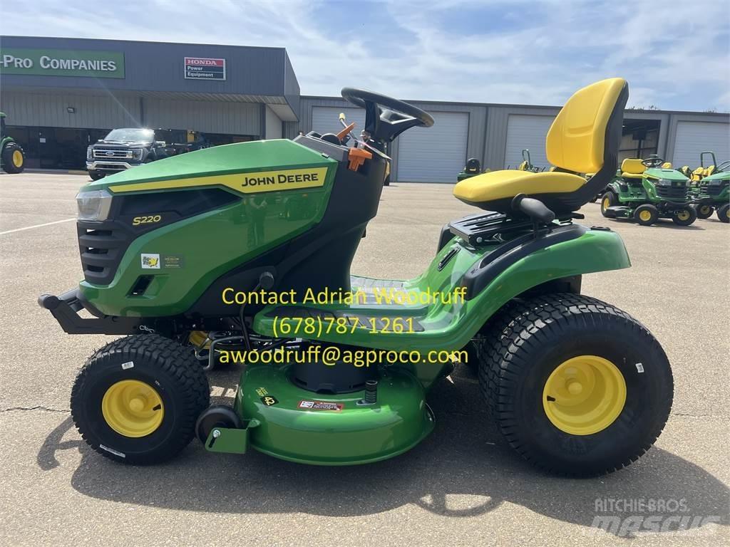 John Deere S220 Samochodné kosačky