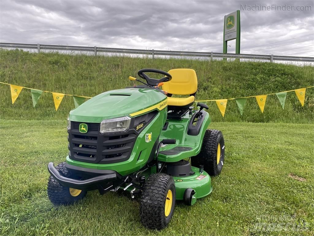 John Deere S220 Samochodné kosačky
