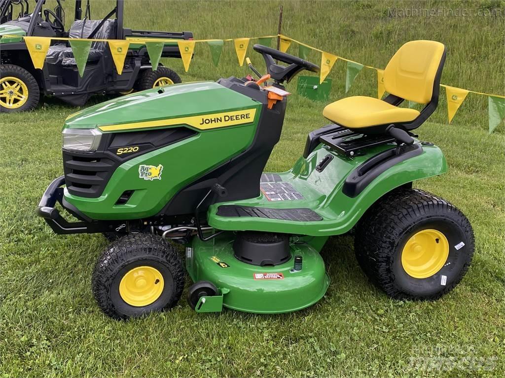 John Deere S220 Samochodné kosačky