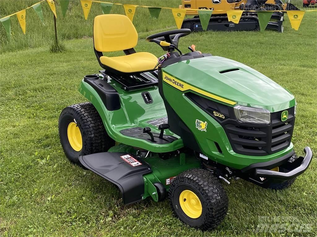 John Deere S220 Samochodné kosačky