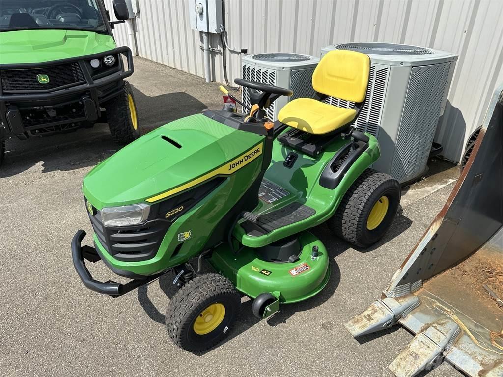 John Deere S220 Samochodné kosačky