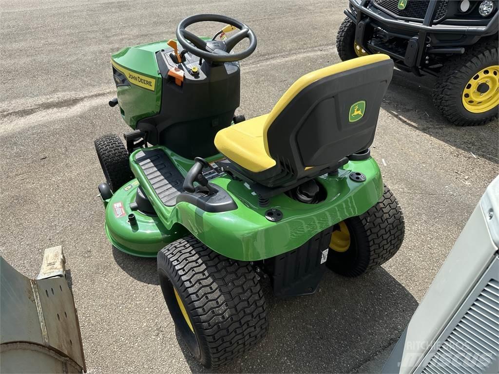 John Deere S220 Samochodné kosačky