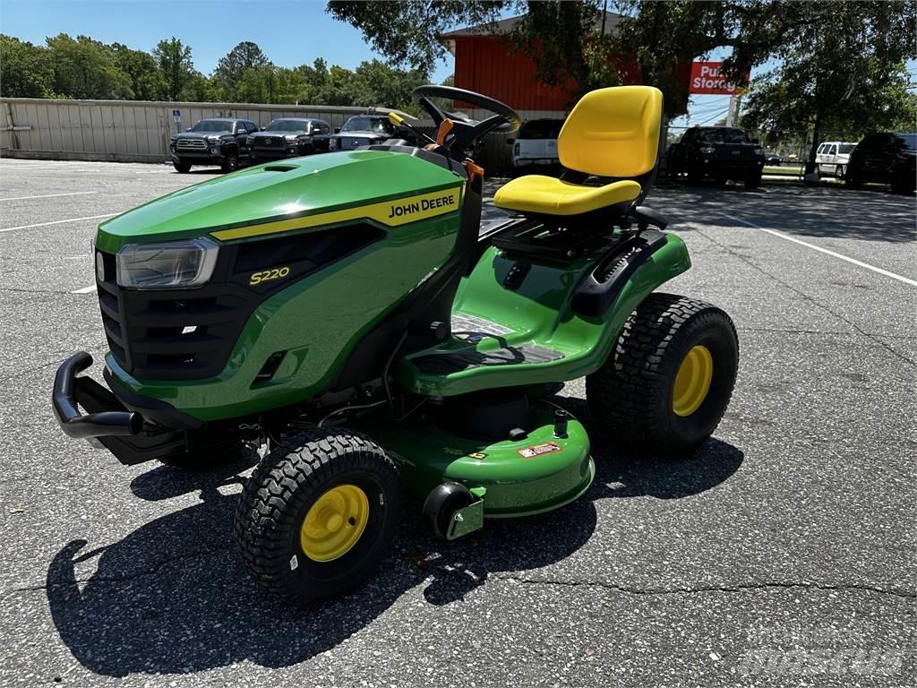 John Deere S220 Samochodné kosačky