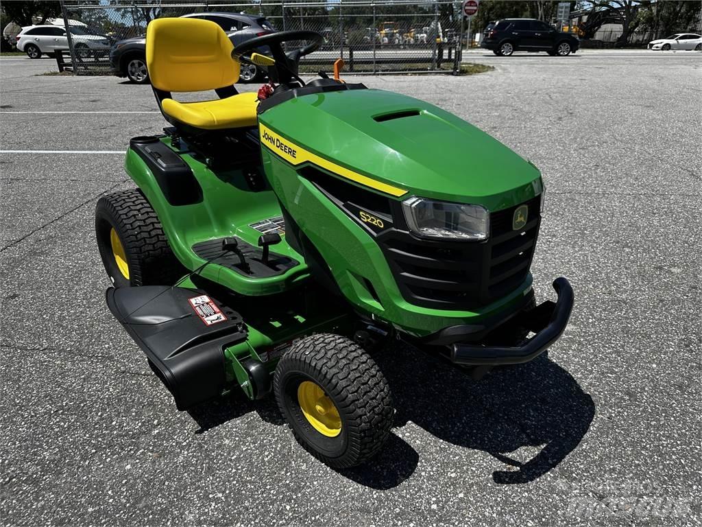 John Deere S220 Samochodné kosačky