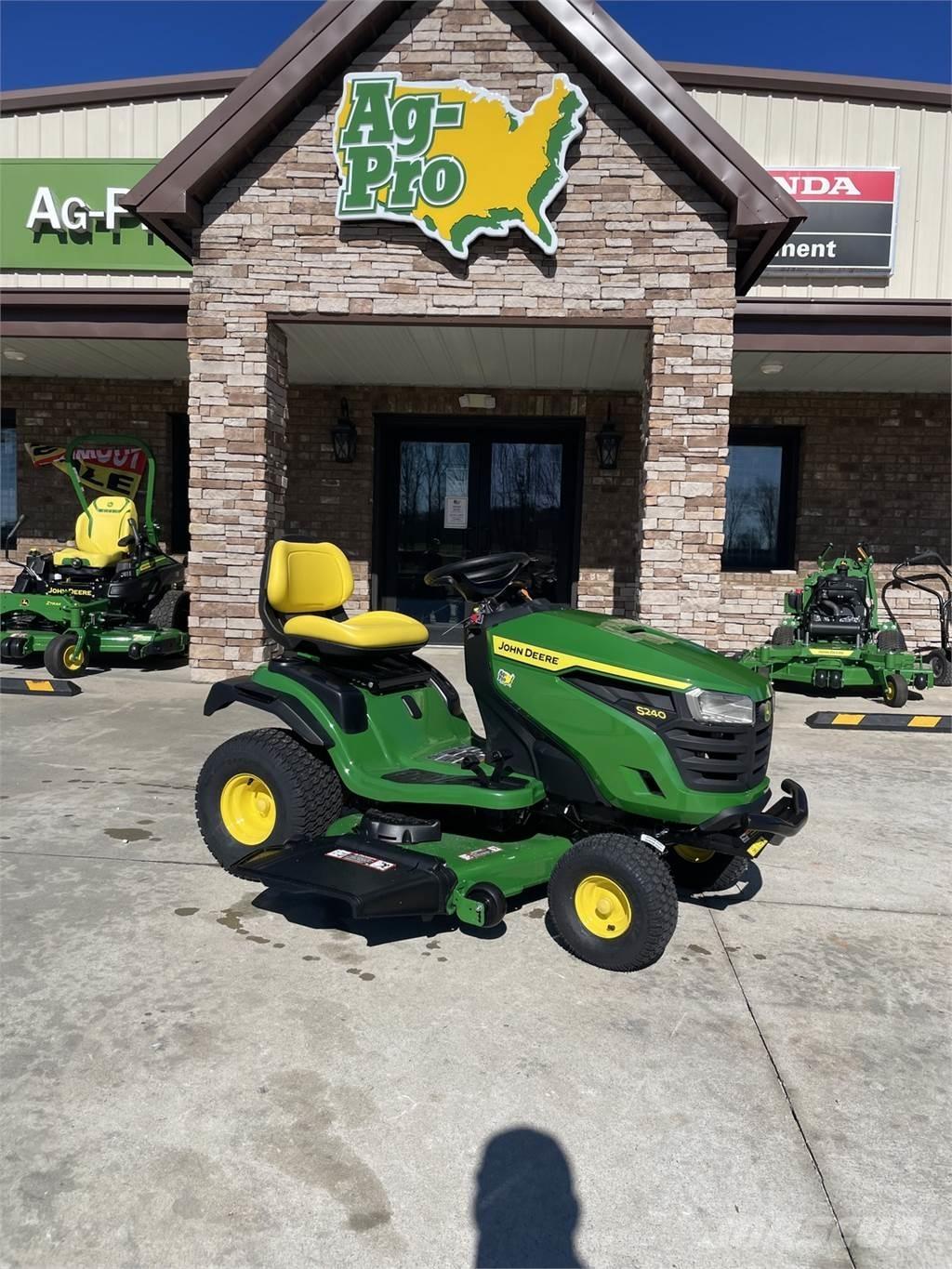 John Deere S240 Kompaktné traktory
