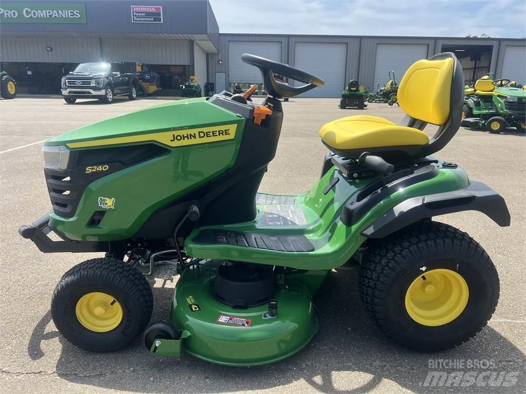 John Deere S240 Kompaktné traktory