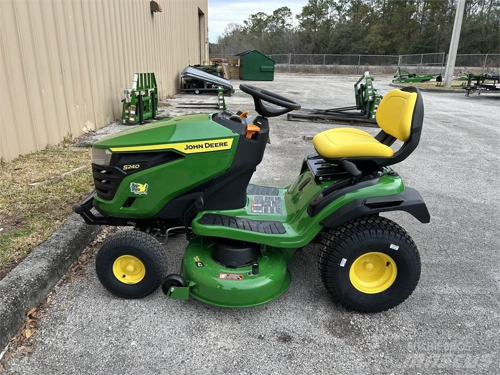 John Deere S240 Kompaktné traktory