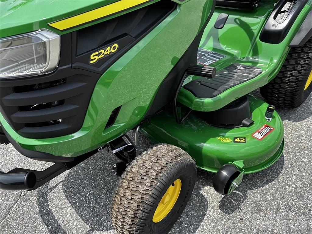 John Deere S240 Kompaktné traktory