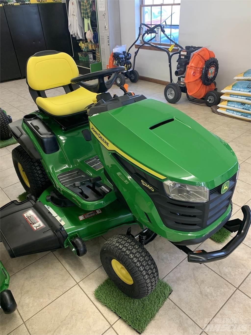 John Deere S240 Kompaktné traktory