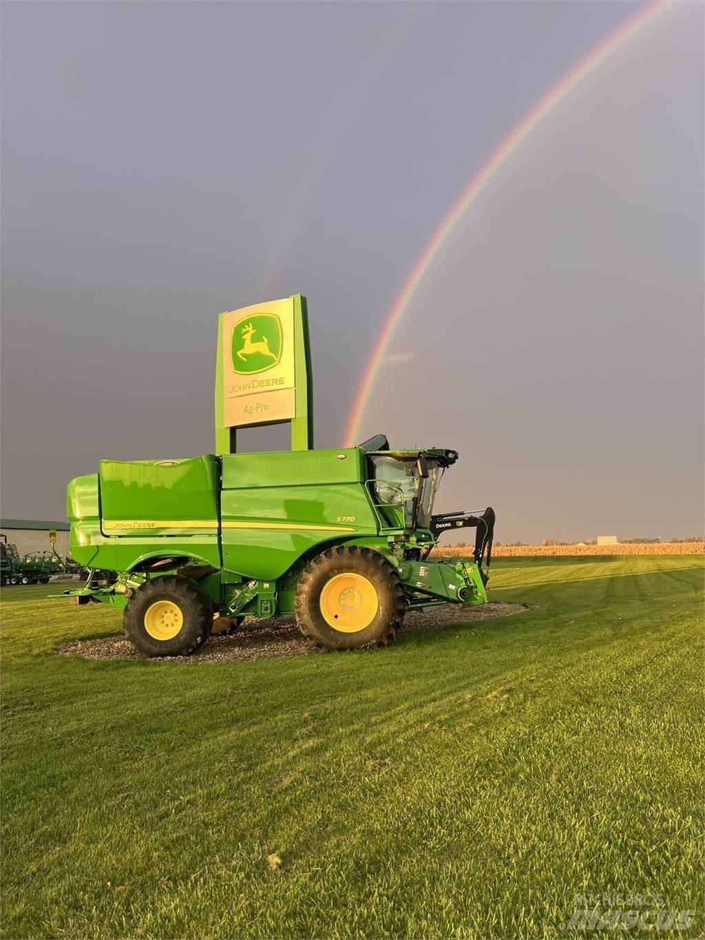 John Deere S770 Kombinované zberacie stroje