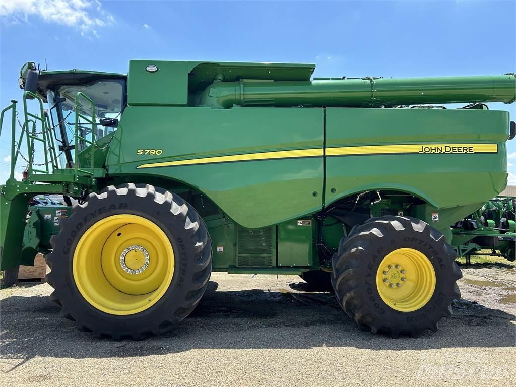 John Deere S790 Kombinované zberacie stroje