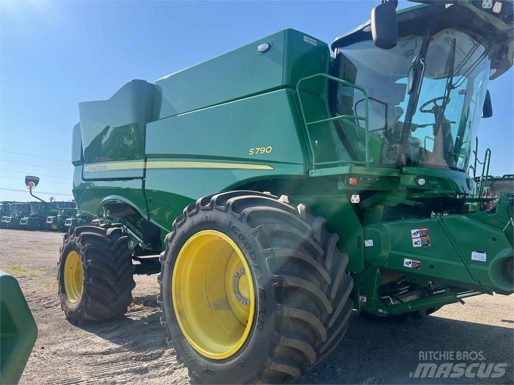 John Deere S790 Kombinované zberacie stroje