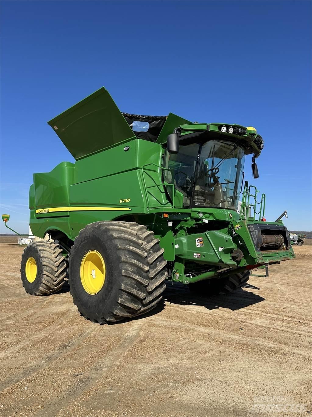 John Deere S790 Kombinované zberacie stroje
