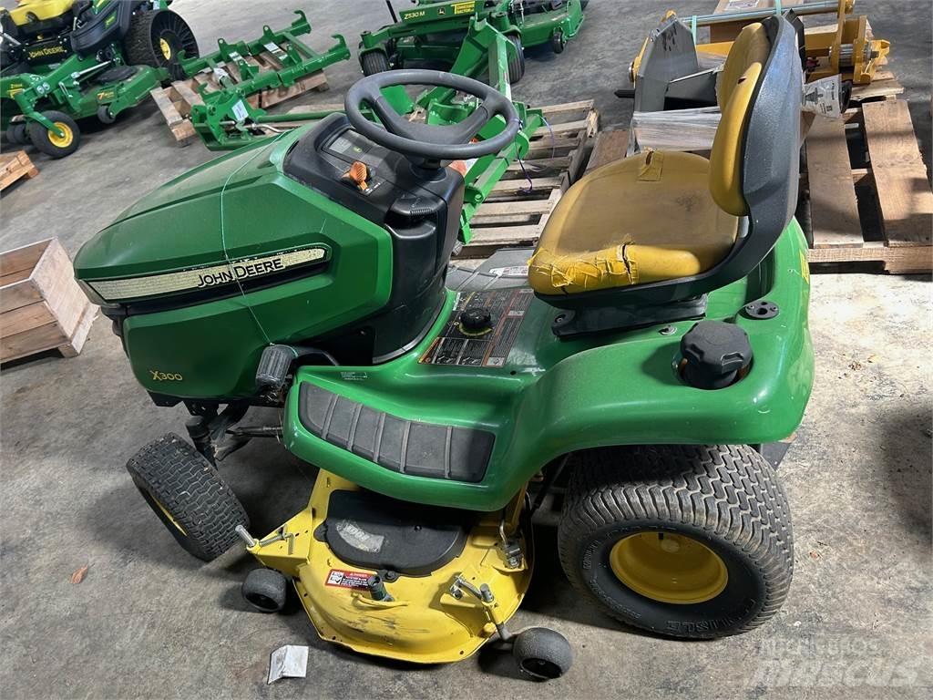 John Deere X300 Samochodné kosačky