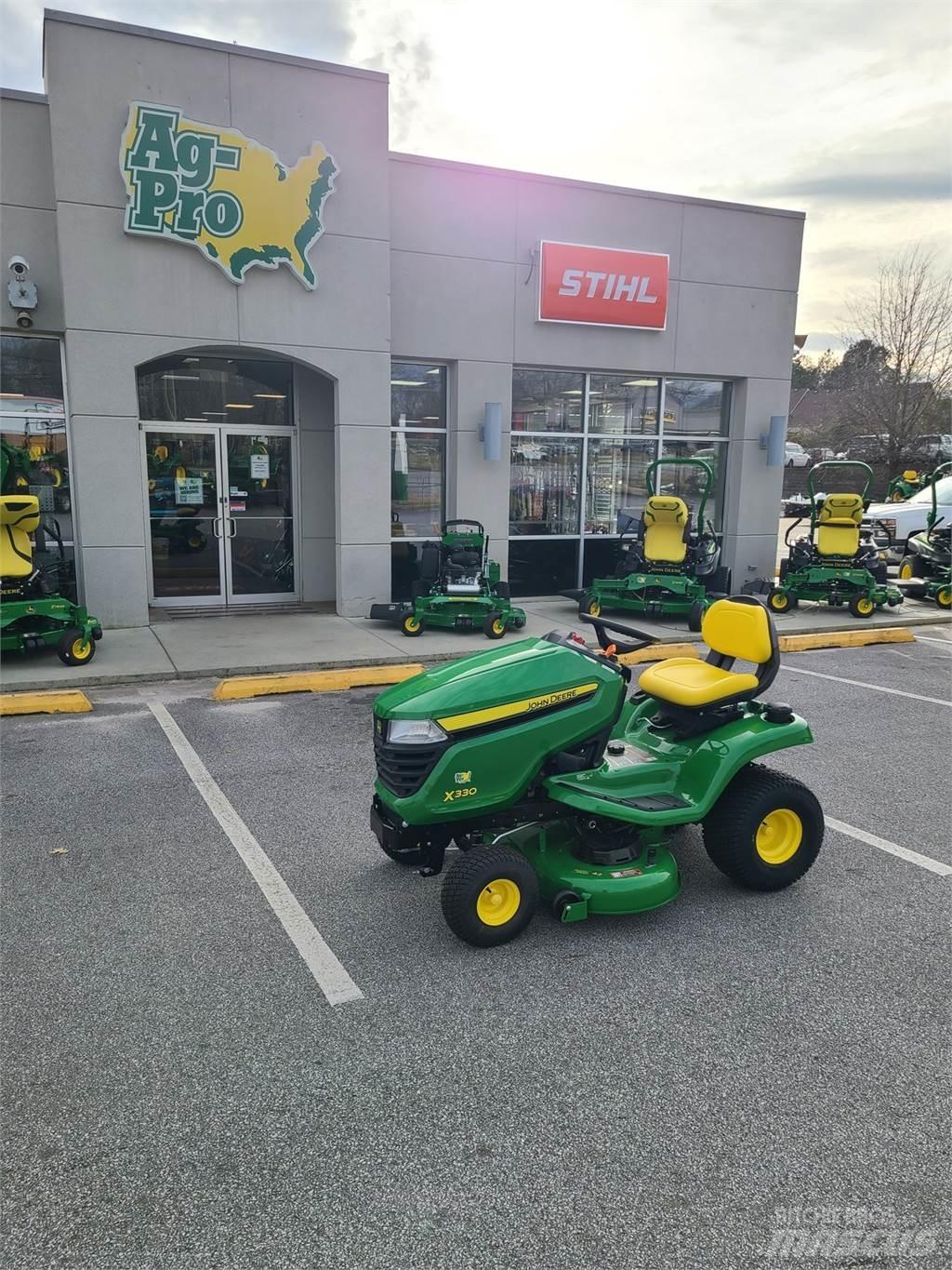 John Deere X330 Kompaktné traktory