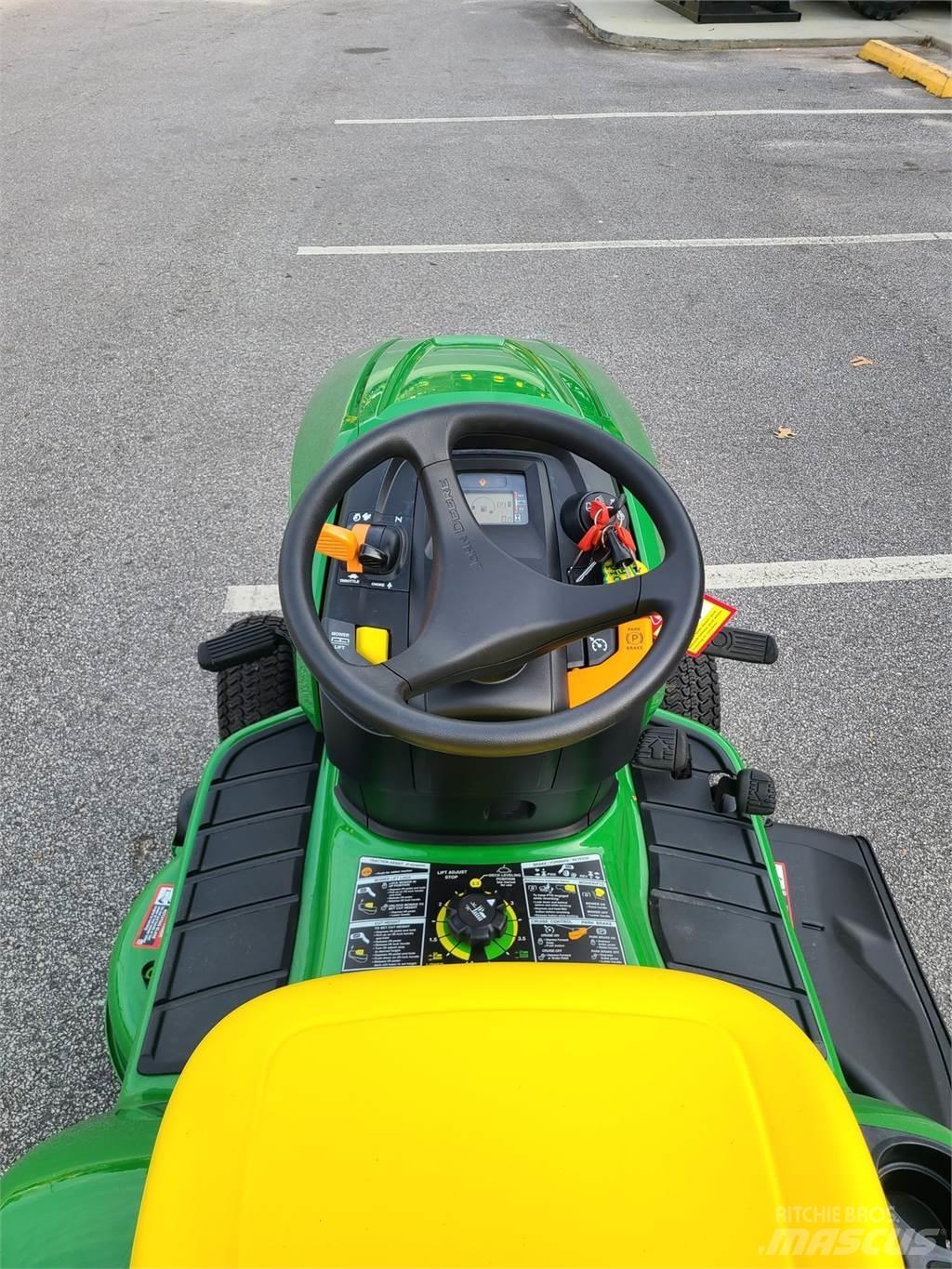 John Deere X330 Kompaktné traktory