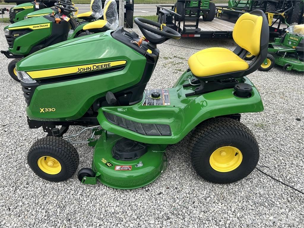 John Deere X330 Kompaktné traktory