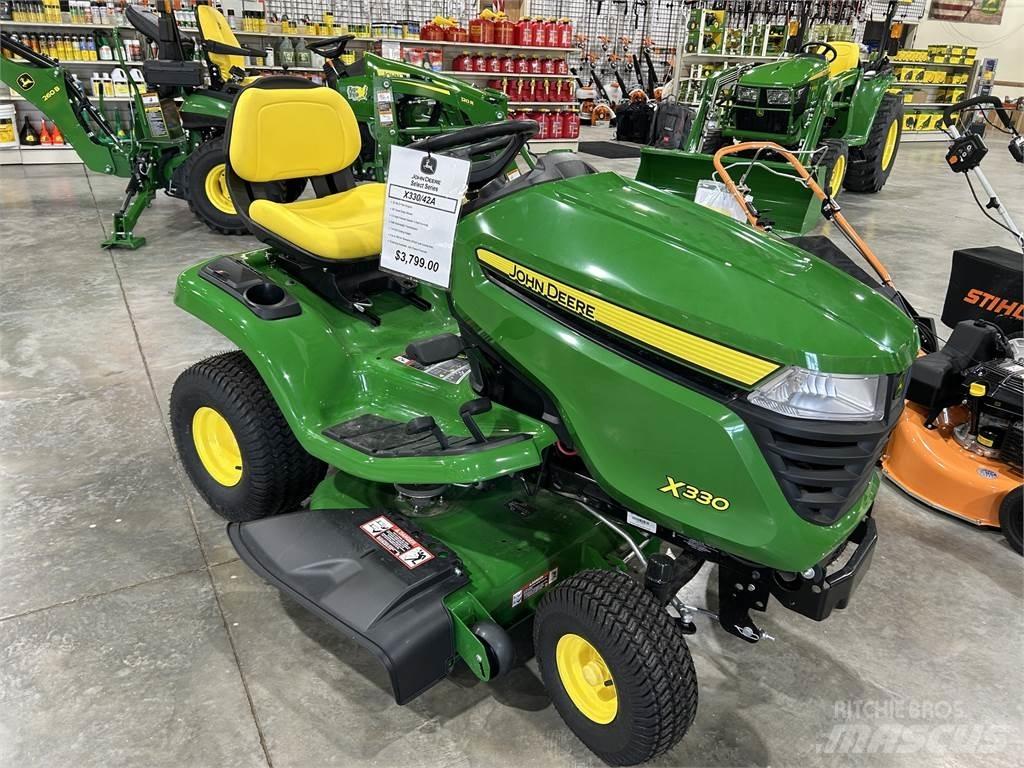 John Deere X330 Kompaktné traktory