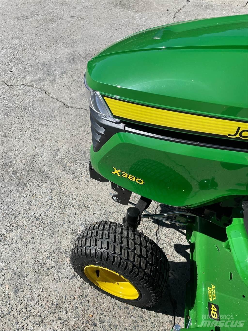 John Deere X380 Kompaktné traktory