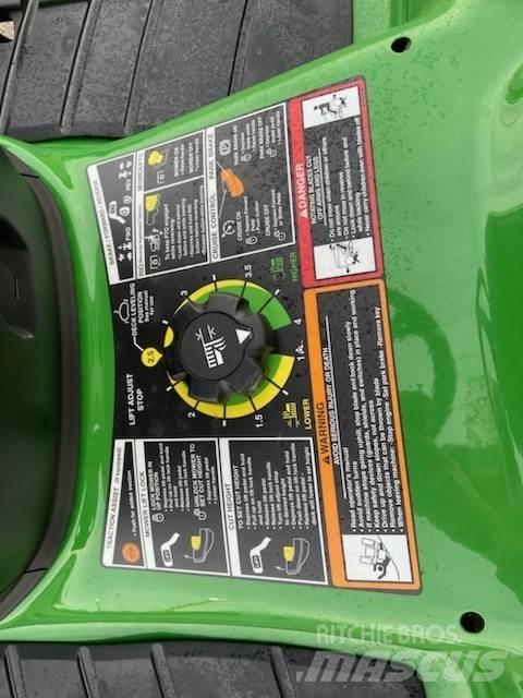 John Deere X380 Kompaktné traktory