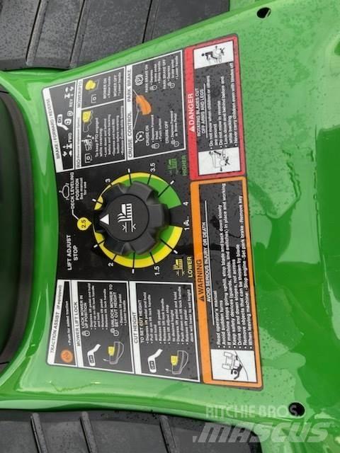 John Deere X380 Kompaktné traktory