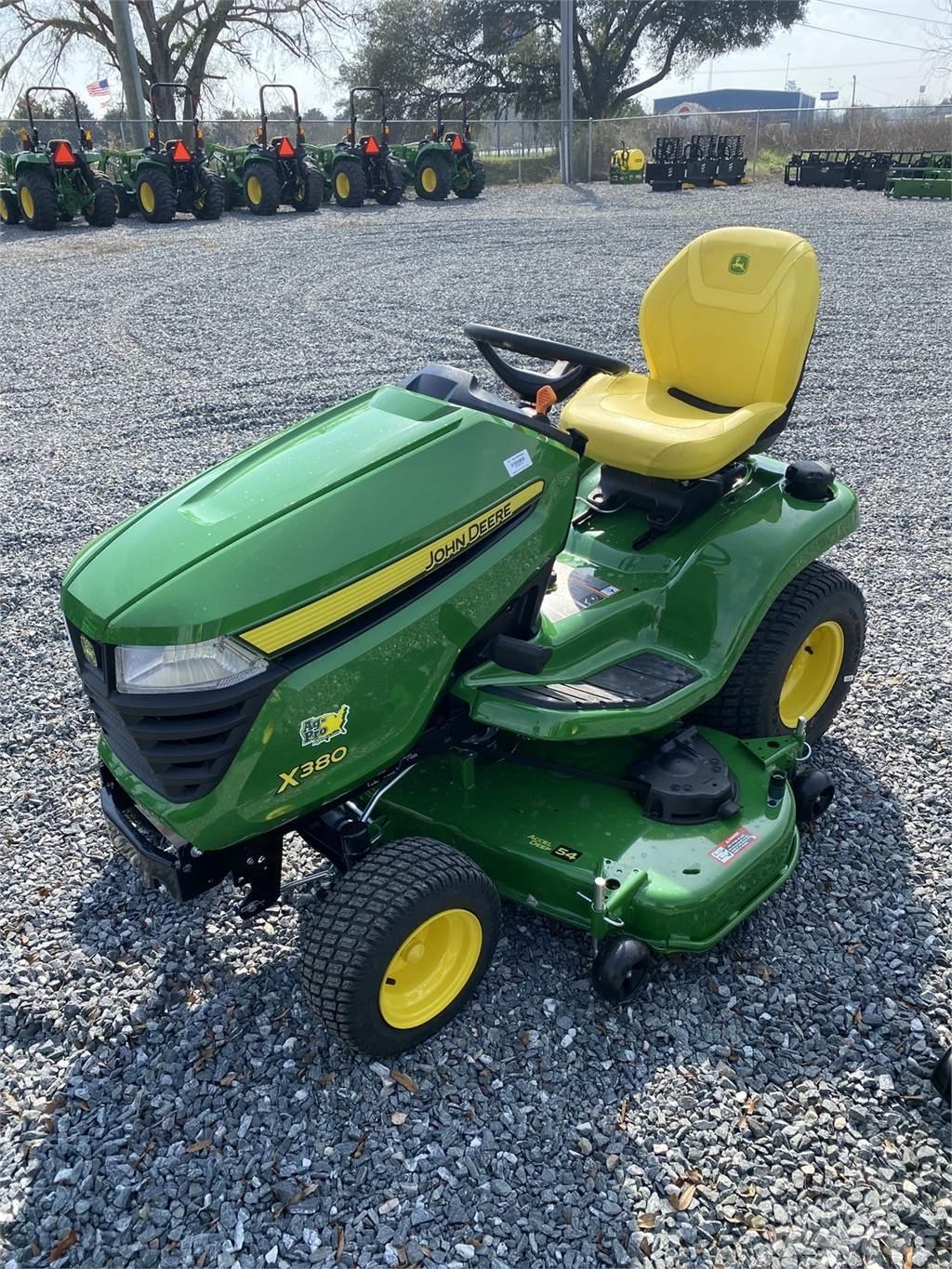 John Deere X380 Kompaktné traktory