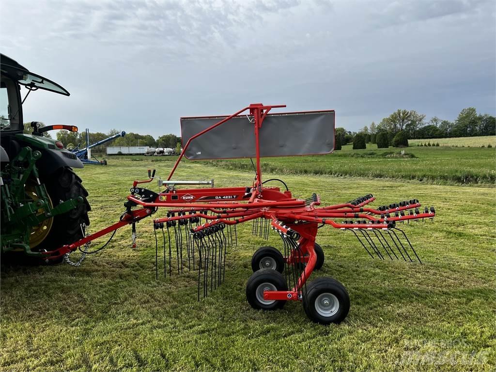 Kuhn GA4231T Obracače a zhrabovače sena