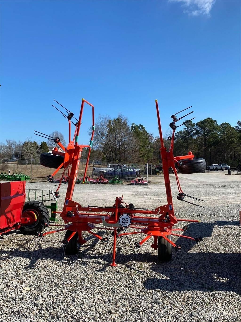 Kuhn GF5202T Obracače a zhrabovače sena