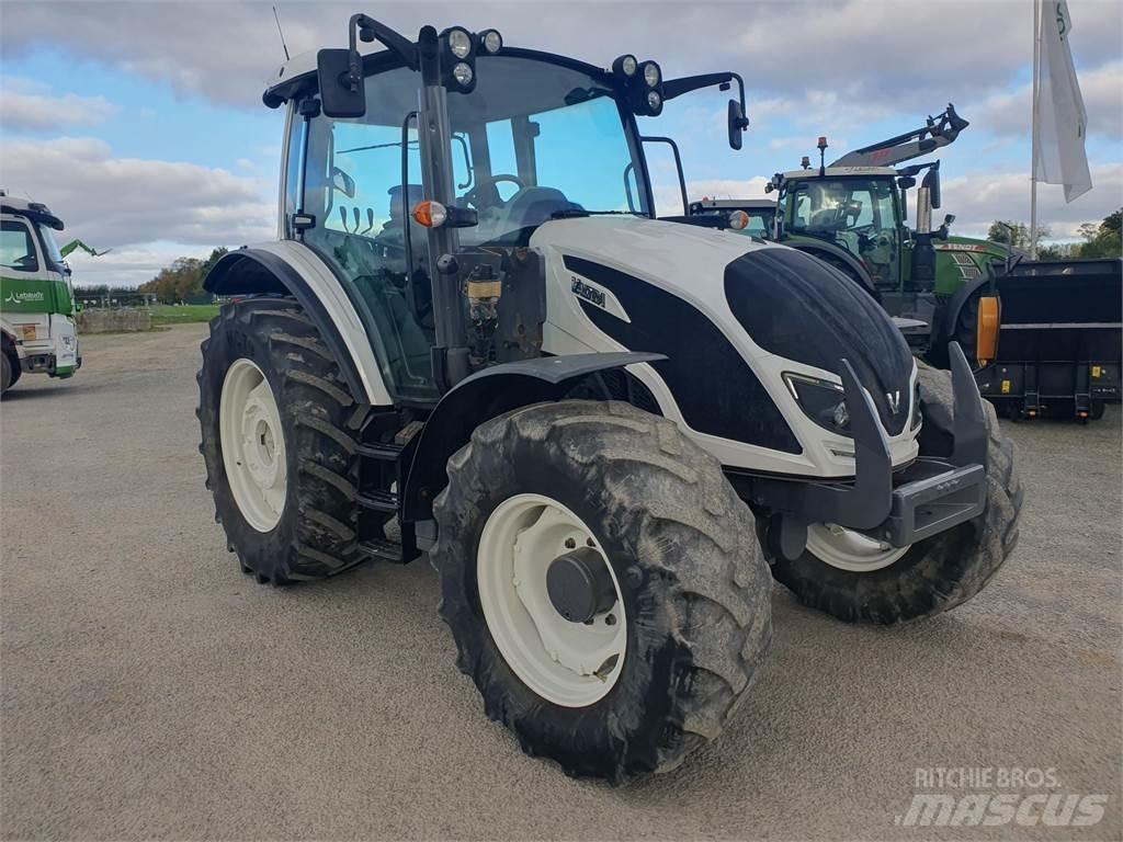 Valtra A104 Traktory