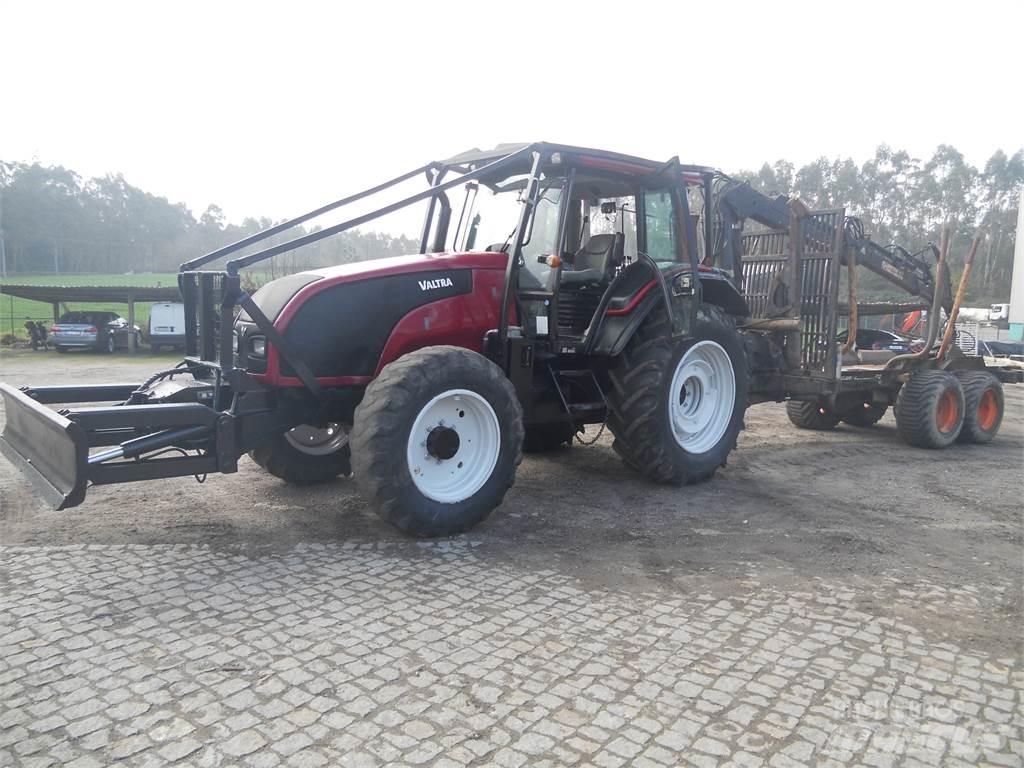 Valtra T121 Žeriavy a nakladače