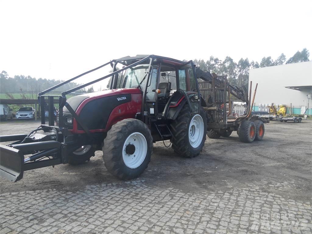 Valtra T121 Žeriavy a nakladače