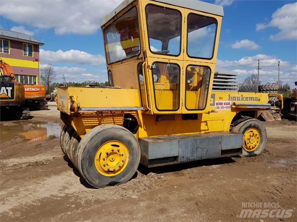Bomag SGW-17 Pneumatikové valce