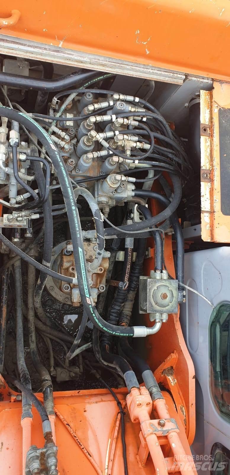 Kobelco E215LC Pásové rýpadlá