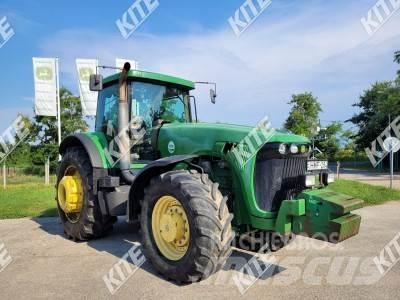 John Deere 8220 Traktory