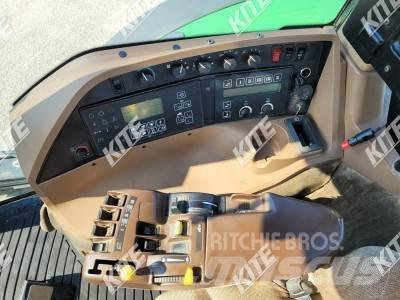 John Deere 8220 Traktory