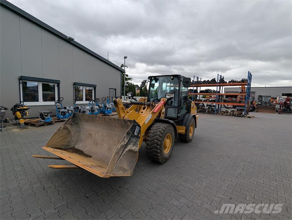 CAT 906 Kolesové nakladače