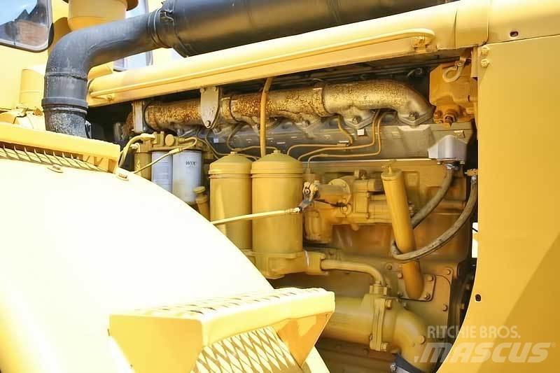 CAT 824B Kolesové dozéry