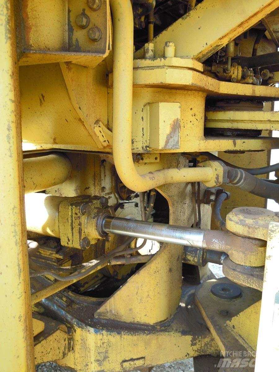 CAT 988B Kolesové nakladače