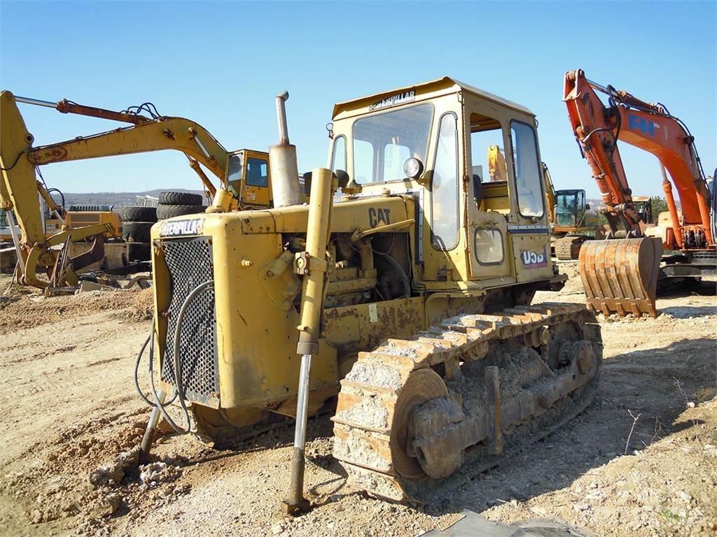 CAT D5B Pásové dozéry
