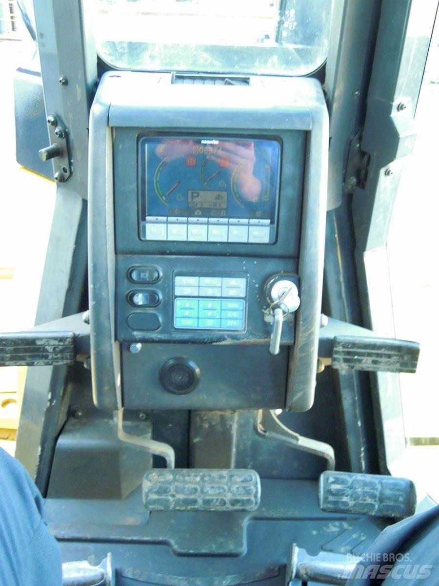 Komatsu D155AX-6 Pásové dozéry