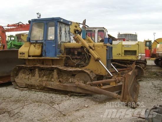 Komatsu D65E-8 Pásové dozéry