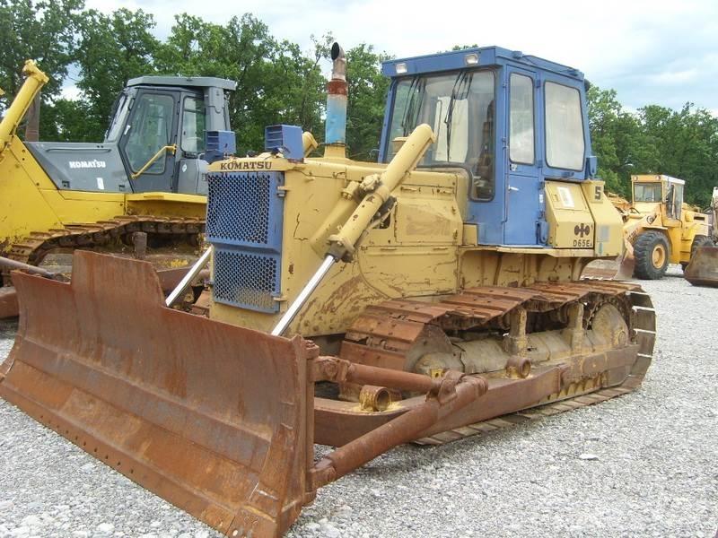 Komatsu D65E-8 Pásové dozéry