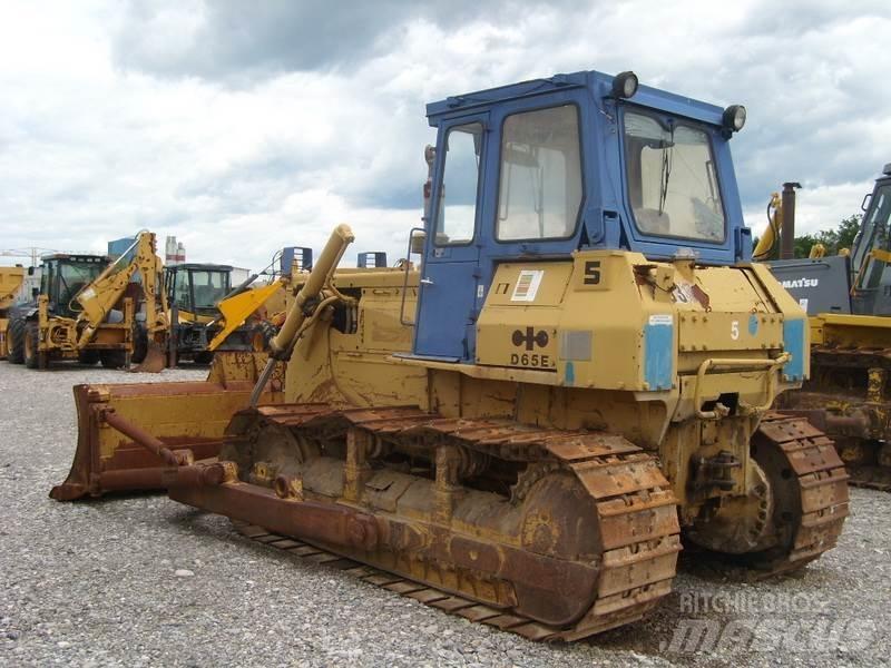 Komatsu D65E-8 Pásové dozéry