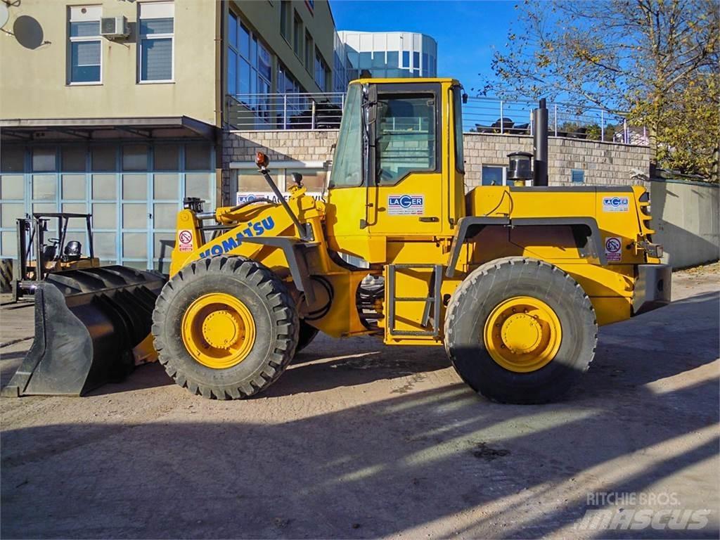 Komatsu WA270 Kolesové nakladače