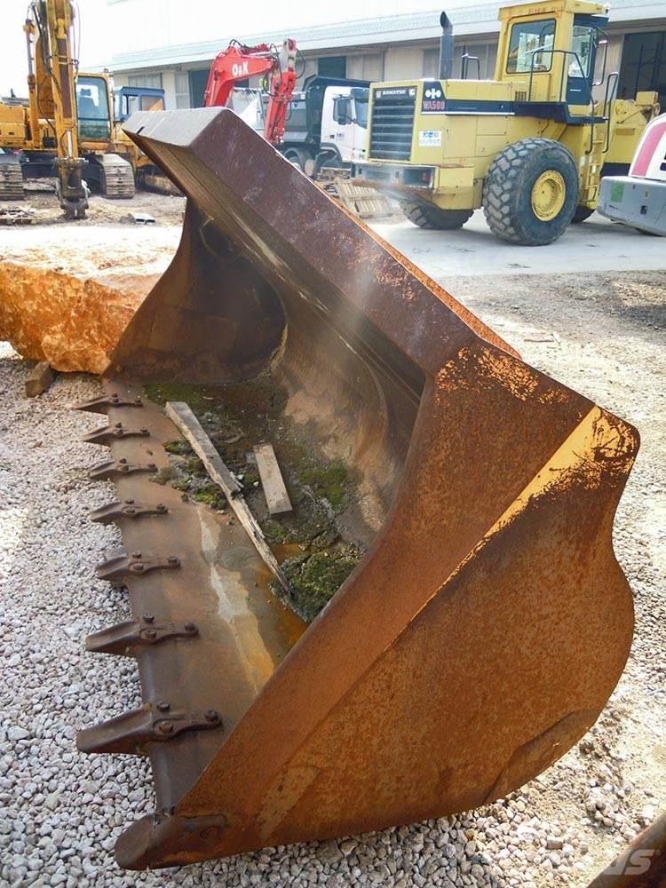 Komatsu WA500-1 Kolesové nakladače