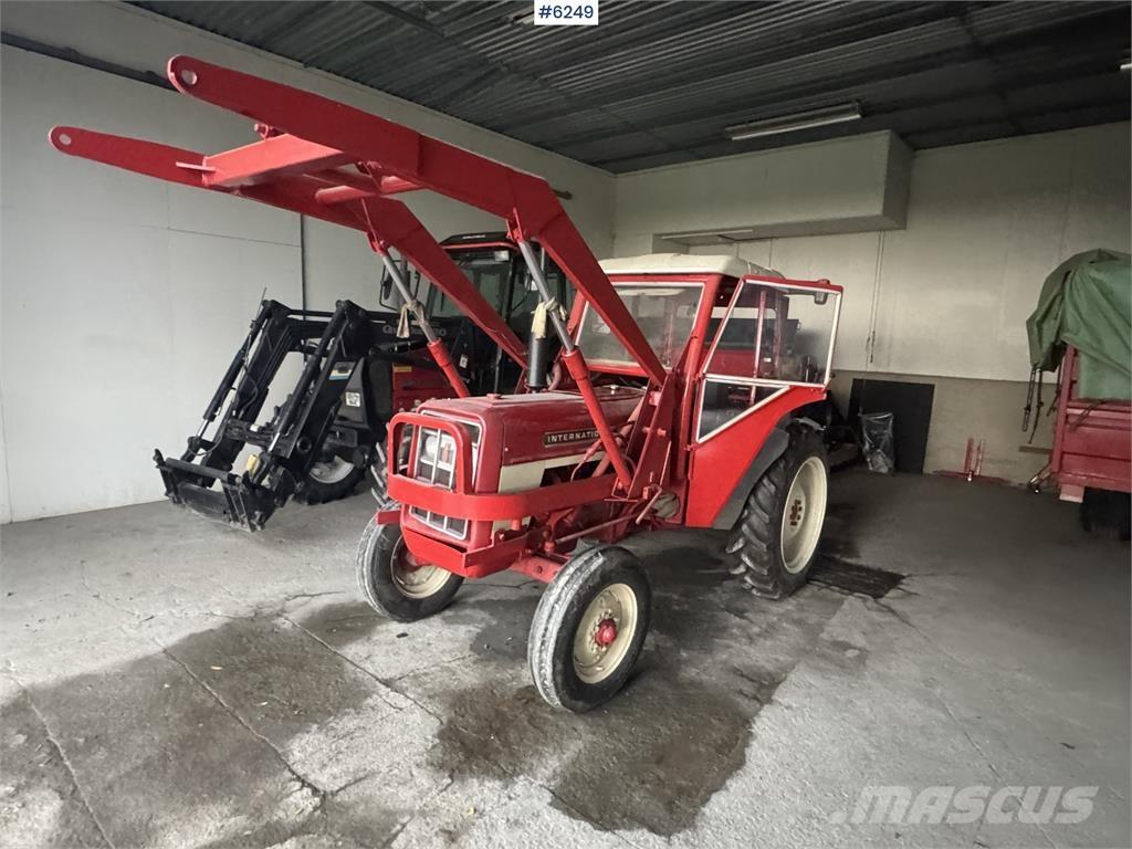 International 444 Traktory