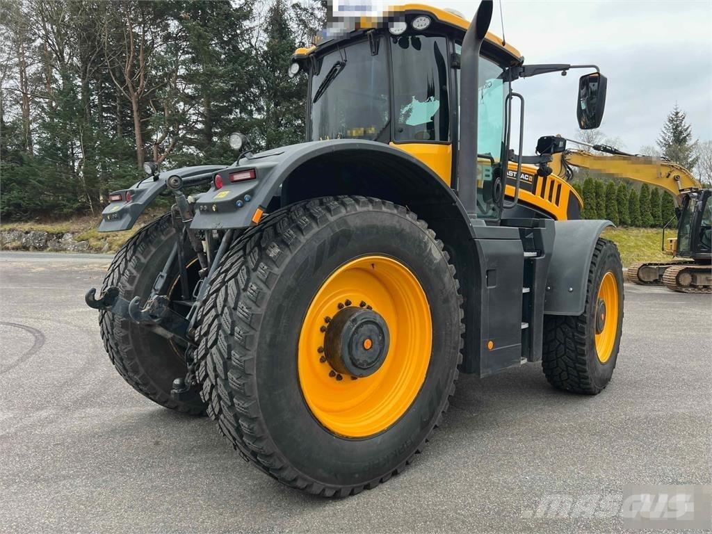 JCB Fastrac 8330 Traktory