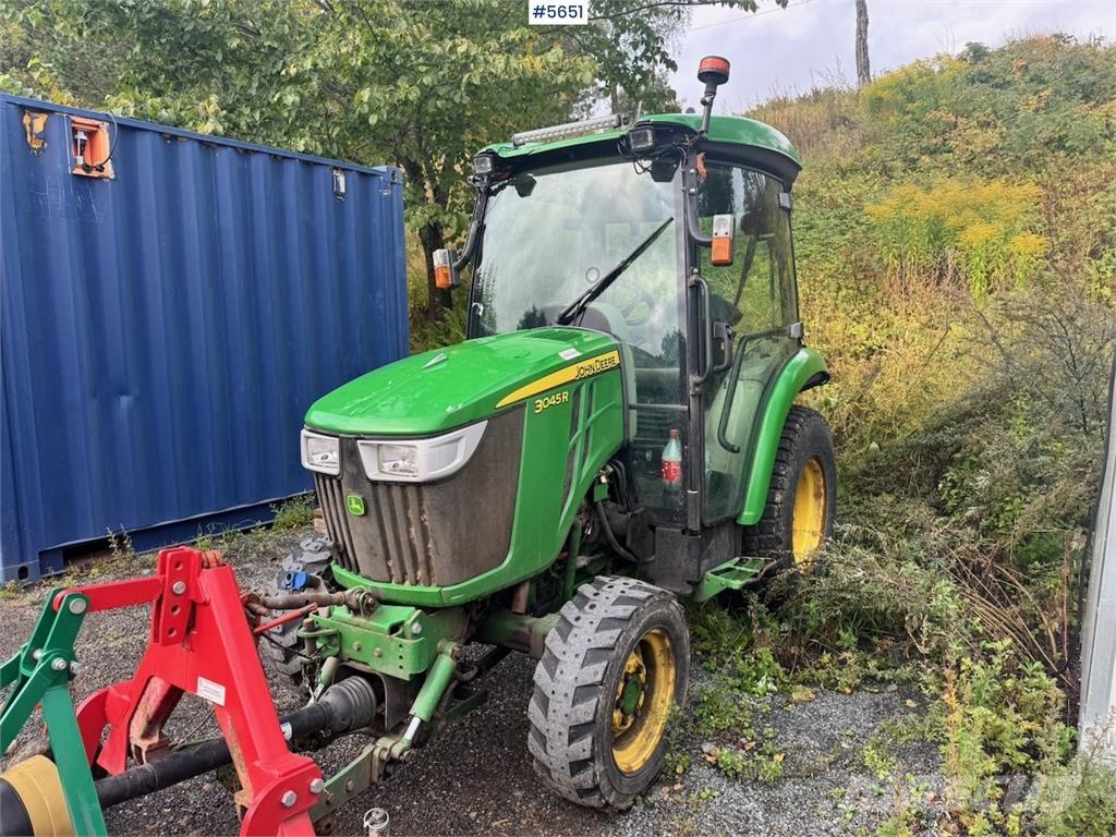 John Deere 3045R Traktory