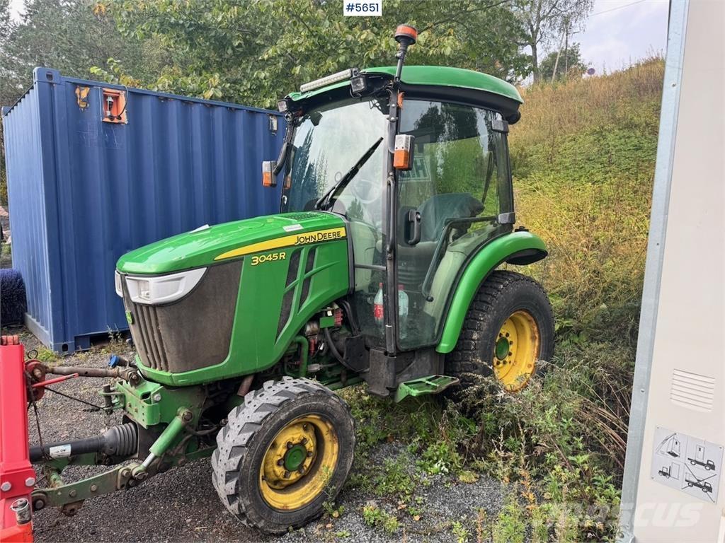 John Deere 3045R Traktory
