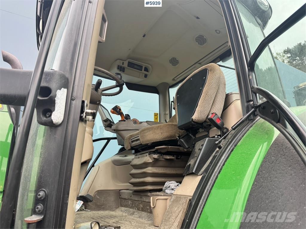 John Deere 6215R Traktory